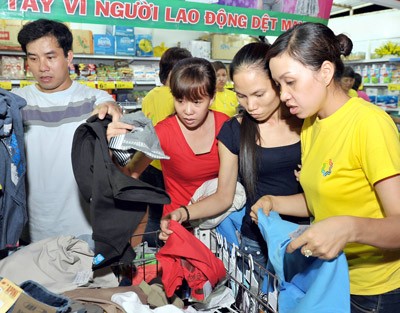 Workers buy goods at the discount fair in HCMC on April 27 (Photo:SGGP) Workers buy goods at the discount fair in HCMC on April 27 (Photo:SGGP)
