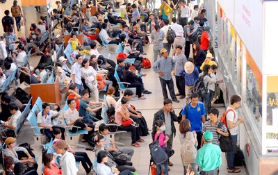 Passengers wait to buy tickets at the Mien Dong Bus Station in HCMC on April 27 (Photo: SGGP) Passengers wait to buy tickets at the Mien Dong Bus Station in HCMC on April 27 (Photo: SGGP)