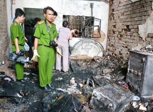 At the scene of the fire ( photo Nguoi Lao Dong) At the scene of the fire ( photo Nguoi Lao Dong)