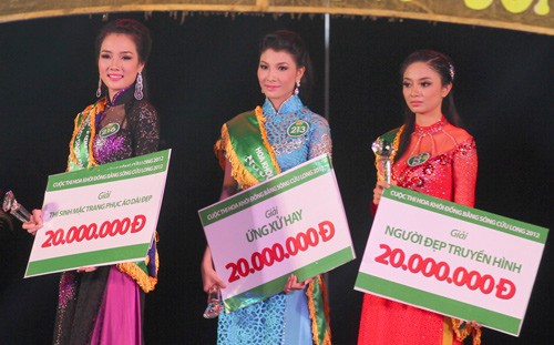 Dang Thi Thu Thao, centre, Miss Mekong Delta 2012. Dang Thi Thu Thao, centre, Miss Mekong Delta 2012.