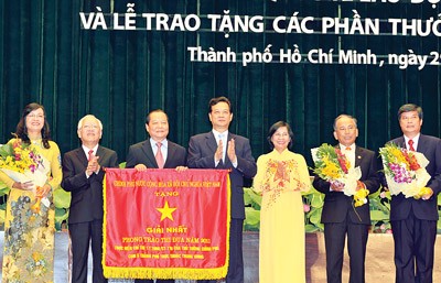 PM Dung presents the title “Hero of the Armed Force” to three units and six individuals of the city(Photo: SGGP) PM Dung presents the title “Hero of the Armed Force” to three units and six individuals of the city(Photo: SGGP)