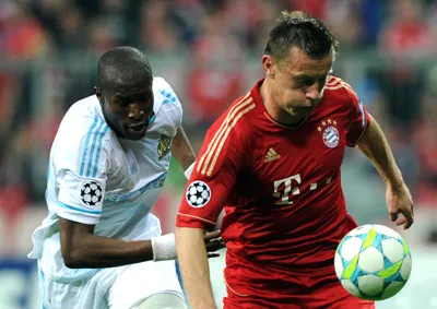 Tiền đạo Ivica Olic (phải, Bayern Munich) vượt qua hậu vệ của Marseille Rod Fanni.