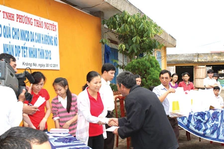 Công ty Phương Thảo Nguyên tặng quà cho nạn nhân chất độc màu da cam Công ty Phương Thảo Nguyên tặng quà cho nạn nhân chất độc màu da cam