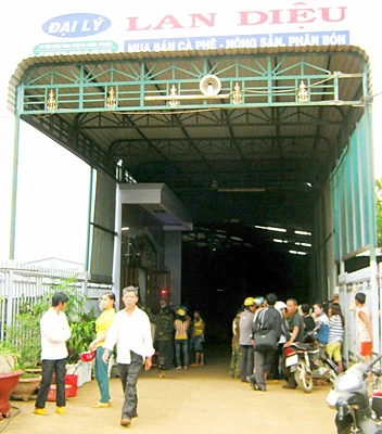 Người dân xã Thuận An tập trung đến đại lý Lan Diệu đòi nợ. Người dân xã Thuận An tập trung đến đại lý Lan Diệu đòi nợ.