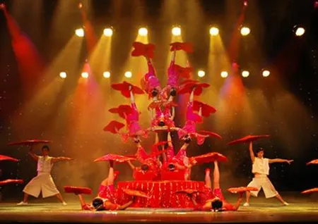 Xiếc "Quay thảm bằng chân" Xiếc "Quay thảm bằng chân"
