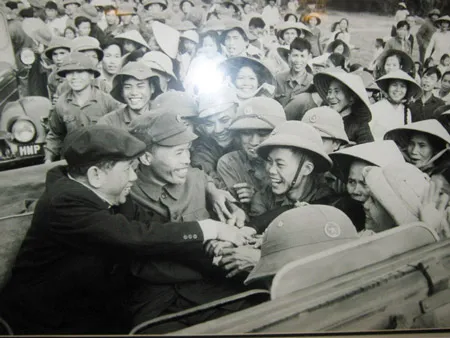 Tác phẩm “Đồng chí Lê Duẩn, Bí thư thứ nhất Trung ương Đảng về thăm, động viên cán bộ, chiến sĩ, đồng bào Bình Trị Thiên và khu Trường Sơn mùa xuân 1975" Tác phẩm “Đồng chí Lê Duẩn, Bí thư thứ nhất Trung ương Đảng về thăm, động viên cán bộ, chiến sĩ, đồng bào Bình Trị Thiên và khu Trường Sơn mùa xuân 1975"