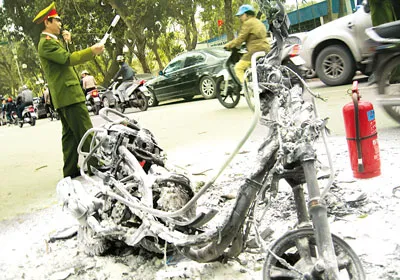 Xe máy bị cháy trơ khung chưa xác định rõ nguyên nhân. Ảnh: Q.Khanh Xe máy bị cháy trơ khung chưa xác định rõ nguyên nhân. Ảnh: Q.Khanh