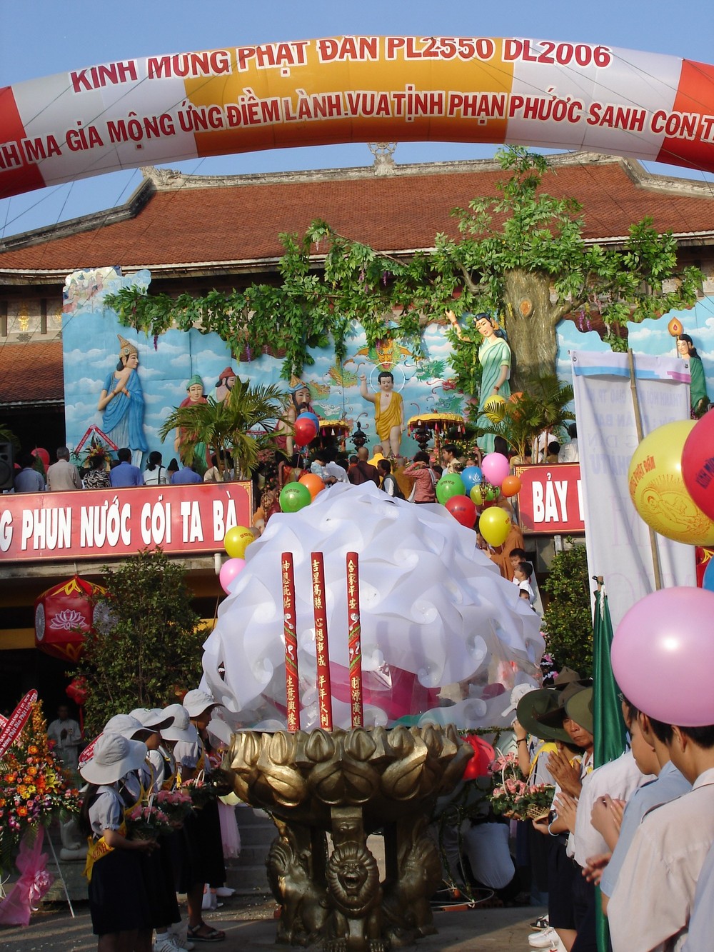 A solemn ceremony marked the birth anniversary of Lord Buddha at the Vinh Nghiem Pagoda (Photo: Bao Long) A solemn ceremony marked the birth anniversary of Lord Buddha at the Vinh Nghiem Pagoda (Photo: Bao Long)