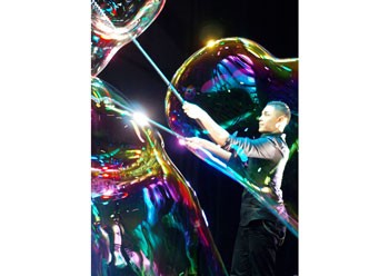 Bubble artist Fan Yang Bubble artist Fan Yang