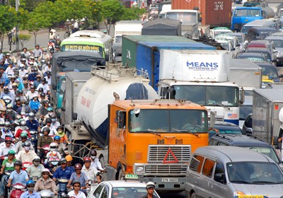 Transport businesses object to the high road maintenance fee while the infrastructure of roads yet improved (Photo: SGGP) Transport businesses object to the high road maintenance fee while the infrastructure of roads yet improved (Photo: SGGP)