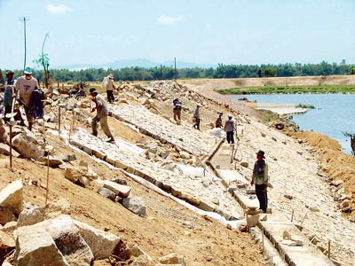 Binh Dinh Province is rushing to complete construction of the La Tinh embankment before the storm season (Photo: SGGP) Binh Dinh Province is rushing to complete construction of the La Tinh embankment before the storm season (Photo: SGGP)