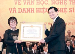 President Truong Tan Sang (R) hands out awards to outstanding writers and artists in Hanoi on May 27, 2012. — VNA/VNS Photo Nguyen Khang