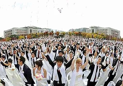 Đám cưới tập thể vừa tiết kiệm vừa ý nghĩa. Đám cưới tập thể vừa tiết kiệm vừa ý nghĩa.