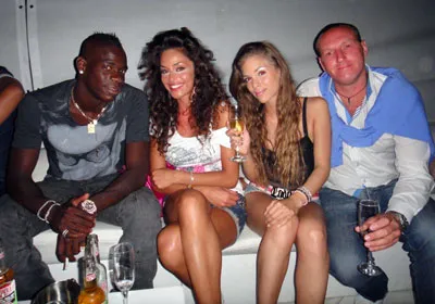 Vui vẻ với 4 gái gọi, Mario Balotelli lại gây sốc