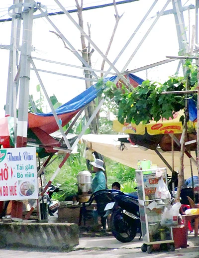 Quán ăn dưới... trụ điện