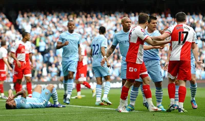 Trận đấu trở nên căng thẳng sau khi Barton phạm lỗi với Tevez.