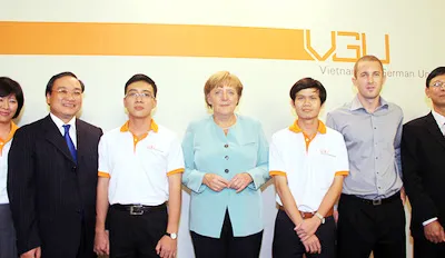 ...và chụp hình chung với bà Merkel ...và chụp hình chung với bà Merkel