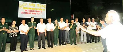 “... Ơi Cha Lo, nơi rừng núi miền Tây Tổ Quốc bừng sáng lung linh...” - Các thành viên trong đoàn cùng cất vang khúc hát với các cán bộ, chiến sĩ Đồn Biên phòng Cửa khẩu quốc tế Cha Lo. “... Ơi Cha Lo, nơi rừng núi miền Tây Tổ Quốc bừng sáng lung linh...” - Các thành viên trong đoàn cùng cất vang khúc hát với các cán bộ, chiến sĩ Đồn Biên phòng Cửa khẩu quốc tế Cha Lo.
