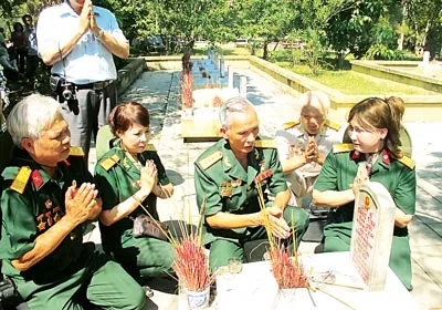 “Chúng em, cái Lành, cái Thảo, Sinh, Văn về bên thủ trưởng đây” - Những đồng đội của Đại tá Đặng Tính, Chính ủy Đoàn 559 bên phần mộ ông. “Chúng em, cái Lành, cái Thảo, Sinh, Văn về bên thủ trưởng đây” - Những đồng đội của Đại tá Đặng Tính, Chính ủy Đoàn 559 bên phần mộ ông.