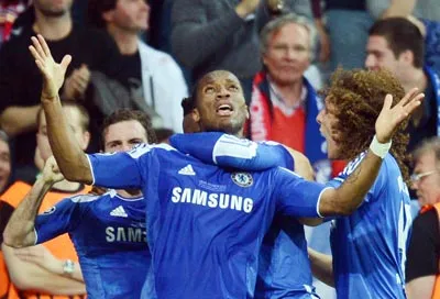 Drogba cùng các đồng đội mừng bàn gỡ hòa Drogba cùng các đồng đội mừng bàn gỡ hòa