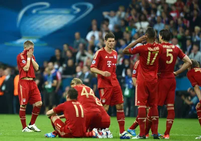 Sự thất vọng của các cầu thủ Bayern Munich sau loạt sút luân lưu.