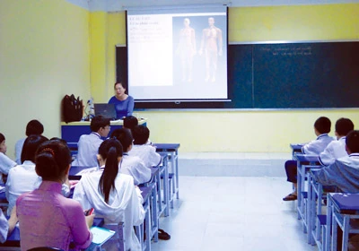 Học sinh Trường Quốc Văn trong giờ học ở trường Học sinh Trường Quốc Văn trong giờ học ở trường
