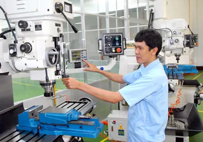 Tổng Công ty Công nghiệp Sài Gòn TNHH một thành viên (CNS) được chọn thí điểm tái cấu trúc doanh nghiệp tại TPHCM. Trong ảnh: Công nhân sử dụng máy phay tạo phôi, gia công thiết bị ngành nhựa. Ảnh: Kim Ngân Tổng Công ty Công nghiệp Sài Gòn TNHH một thành viên (CNS) được chọn thí điểm tái cấu trúc doanh nghiệp tại TPHCM. Trong ảnh: Công nhân sử dụng máy phay tạo phôi, gia công thiết bị ngành nhựa. Ảnh: Kim Ngân