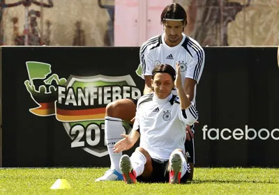 Oezil (trước) và Khedira sẽ trưởng thành hơn sau thời gian khoác áo Real Madrid? Oezil (trước) và Khedira sẽ trưởng thành hơn sau thời gian khoác áo Real Madrid?