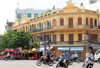 An ancient apartment block building on Hai Thuong Lan Ong Street in District 5 of HCMC (Photo: SGGP) An ancient apartment block building on Hai Thuong Lan Ong Street in District 5 of HCMC (Photo: SGGP)