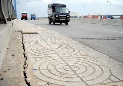 A Crack appears on Rach Chiec Bridge, section linking District 2 with District 9 (Photo: SGGP) A Crack appears on Rach Chiec Bridge, section linking District 2 with District 9 (Photo: SGGP)