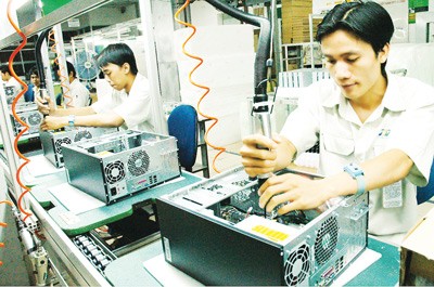 Workers assemble computers at the FPT Elead Factory (Photo:SGGP) Workers assemble computers at the FPT Elead Factory (Photo:SGGP)