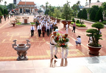 Party and State leaders lay flower wreaths to pay tribute to comrade Pham Hung at Memorial Temple in Vinh Long Province on June 11, 2012. Party and State leaders lay flower wreaths to pay tribute to comrade Pham Hung at Memorial Temple in Vinh Long Province on June 11, 2012.