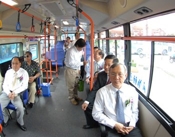 Tran Quang Phuong (R), director of the Department of Traffic and Transport, and city’s leaders ride the first CNG bus in HCMC in 2011 (Photo: SGGP) Tran Quang Phuong (R), director of the Department of Traffic and Transport, and city’s leaders ride the first CNG bus in HCMC in 2011 (Photo: SGGP)