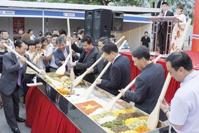 Making bibimbap (mixed rice) for 100 gastronomes Making bibimbap (mixed rice) for 100 gastronomes