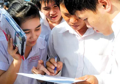 Ngày đầu thi tốt nghiệp trung học phổ thông: Dễ thở!