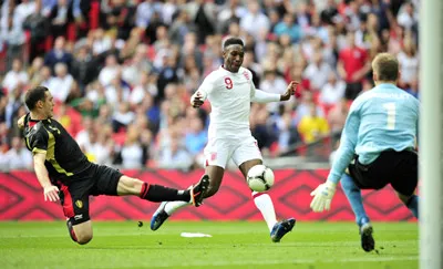 Tiền đạo Danny Welbeck (số 9) trong pha ghi bàn vào lưới đội tuyển Bỉ. Tiền đạo Danny Welbeck (số 9) trong pha ghi bàn vào lưới đội tuyển Bỉ.