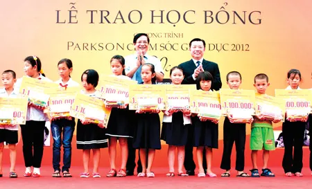 Ông Tham Tuck Choy - TGĐ Parkson trao học bổng xuất sắc cho các em học sinh Ông Tham Tuck Choy - TGĐ Parkson trao học bổng xuất sắc cho các em học sinh