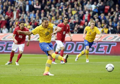 Tiền đạo Zlatan Ibrahimovic thực hiện thành công quả phạt 11m, ghi bàn thắng ấn định chiến thắng 2 - 1 cho Thụy Điển. Tiền đạo Zlatan Ibrahimovic thực hiện thành công quả phạt 11m, ghi bàn thắng ấn định chiến thắng 2 - 1 cho Thụy Điển.