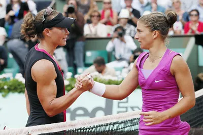 Tay vợt Sara Errani (phải) bất ngờ giành quyền vào chơi trận chung kết. Tay vợt Sara Errani (phải) bất ngờ giành quyền vào chơi trận chung kết.
