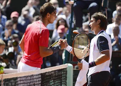 Nadal (trái) và Ferrer bắt tay nhau sau trận đấu. Nadal (trái) và Ferrer bắt tay nhau sau trận đấu.
