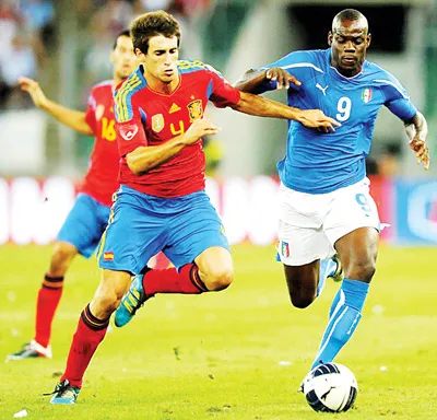 Mario Balotelli (phải, Italia) cố vượt qua Javi Martinez (Tây Ban Nha) trận giao hữu tháng 8 năm ngoái. Mario Balotelli (phải, Italia) cố vượt qua Javi Martinez (Tây Ban Nha) trận giao hữu tháng 8 năm ngoái.