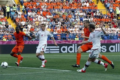 Tiền đạo Michael Krohn-Dehli (phải) tung cú sút ghi bàn thắng duy nhất mang lại chiến thắng cho Đan Mạch.