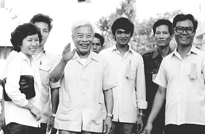 Đồng chí Phạm Hùng và bà con phường 9, quận 3, TPHCM tháng 4-1987.Ảnh: THÁI BẰNG Đồng chí Phạm Hùng và bà con phường 9, quận 3, TPHCM tháng 4-1987.Ảnh: THÁI BẰNG
