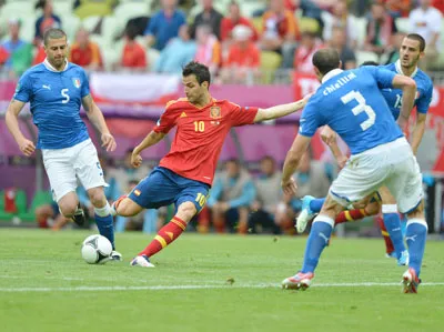 Cesc Fabregas tung cú sút trước hàng phòng ngự Italia. Cesc Fabregas tung cú sút trước hàng phòng ngự Italia.