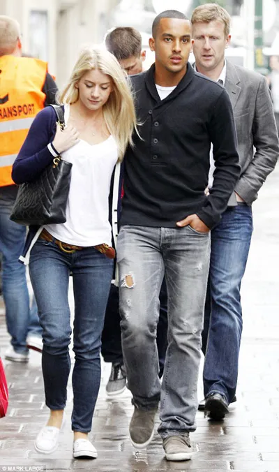 Melanie Slade (trái) tay trong tay bên Theo Walcott