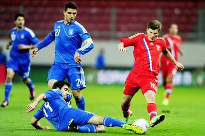Mũi nhọn Nga Andrey Arshavin (phải) vượt qua hàng thủ Hy Lạp. Mũi nhọn Nga Andrey Arshavin (phải) vượt qua hàng thủ Hy Lạp.