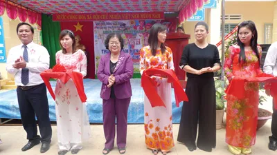 Lãnh đạo Quỹ Học bổng Vừ A Dính cùng mạnh thường quân cắt băng khánh thành Trường Mầm non Quang Minh Lãnh đạo Quỹ Học bổng Vừ A Dính cùng mạnh thường quân cắt băng khánh thành Trường Mầm non Quang Minh
