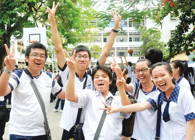 Học sinh Trường THPT Trưng Vương, quận 1 vui mừng sau khi hoàn thành xong chương trình thi tốt nghiệp THPT năm 2012. Ảnh: MAI HẢI Học sinh Trường THPT Trưng Vương, quận 1 vui mừng sau khi hoàn thành xong chương trình thi tốt nghiệp THPT năm 2012. Ảnh: MAI HẢI
