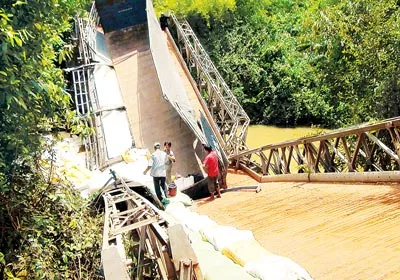 Tây Ninh: Xe chở quá tải gây sập cầu trên tỉnh lộ 791
