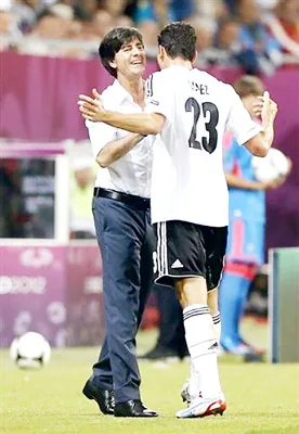 HLV Joachim Loew trông cậy nhiều vào Gomez trước một Hy Lạp rất biết cách phòng thủ.